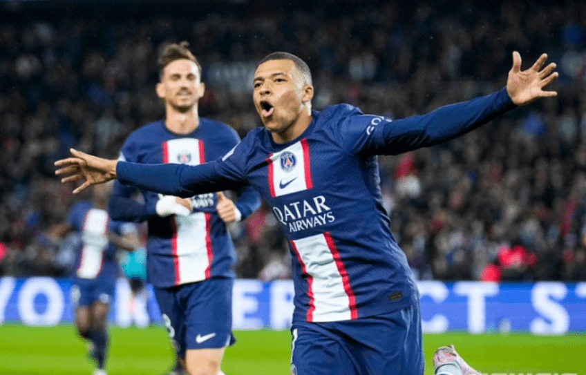 巴黎圣日尔曼女足球队参加训练拉伸