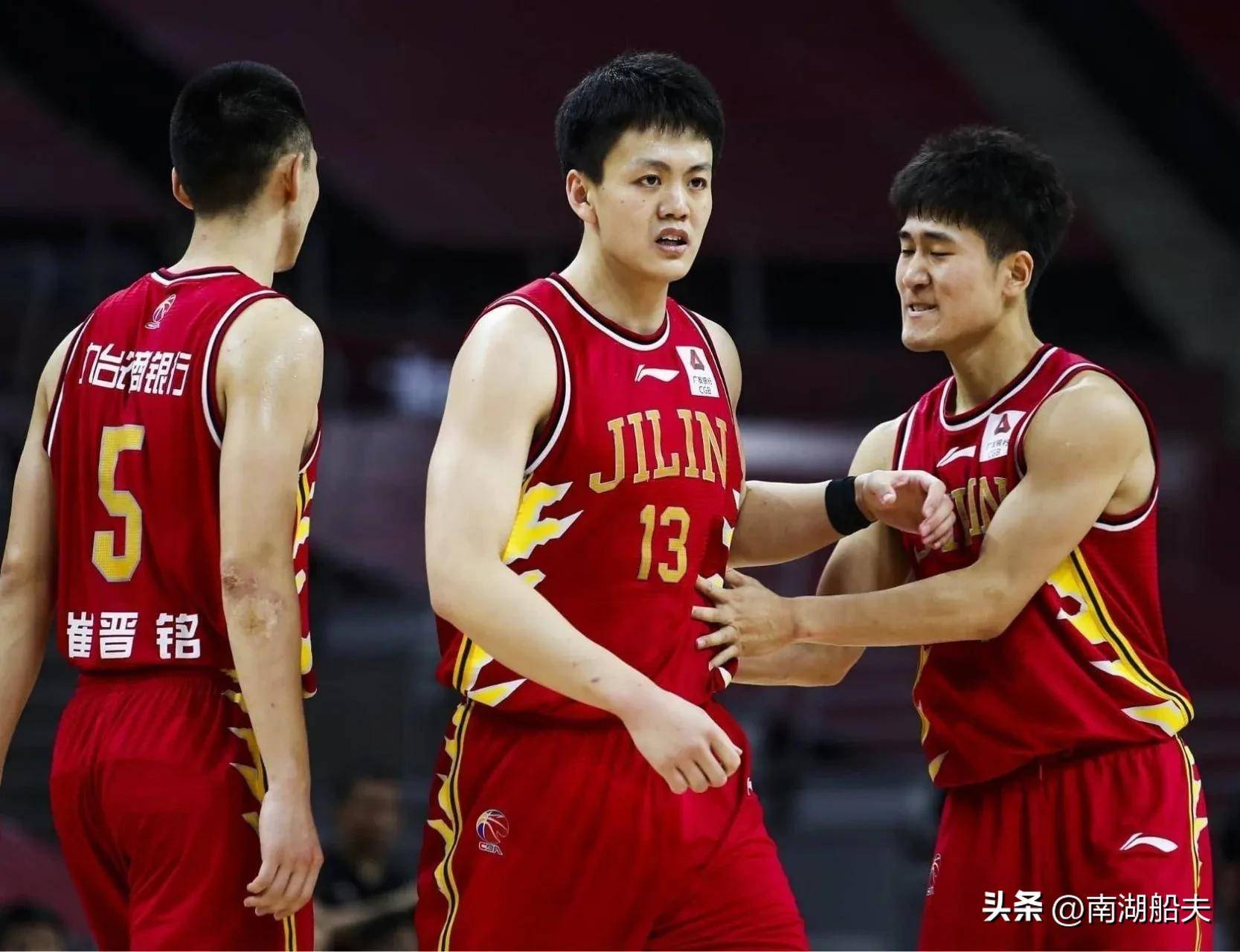 吉林队在比赛中意外遭遇失误，引发议论纷纷